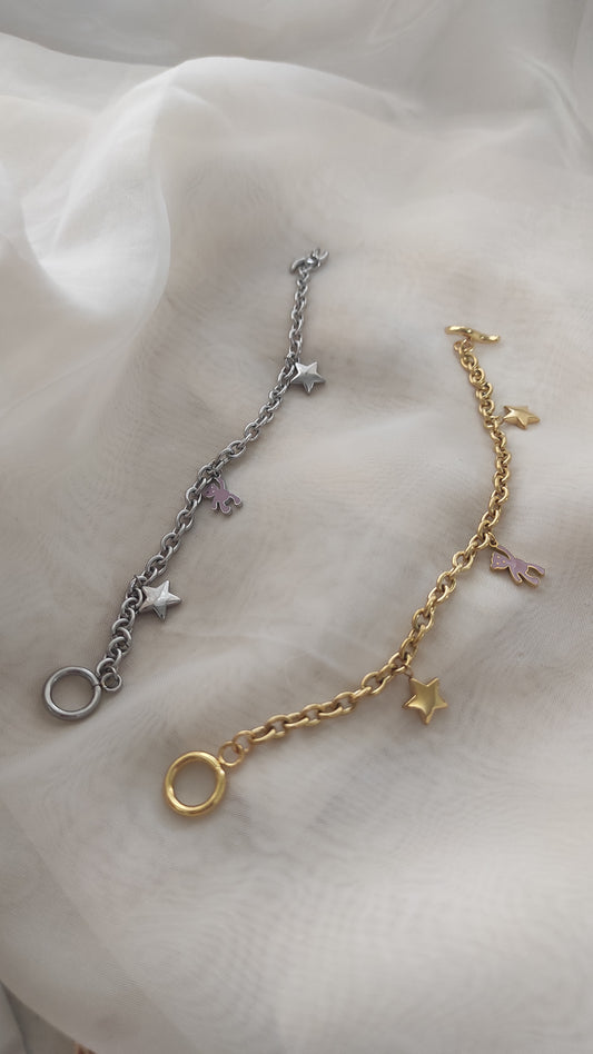 Pulsera de oso lila y estrellas