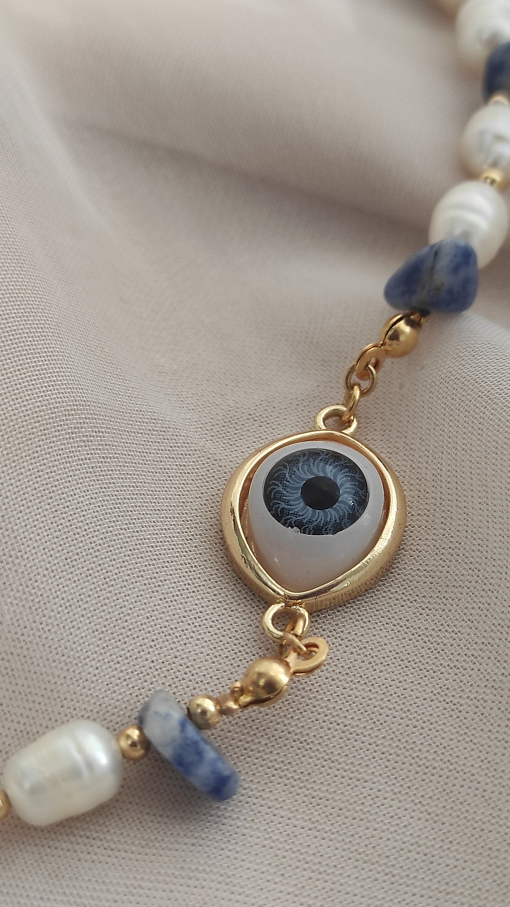 Collar Watercolor eyes