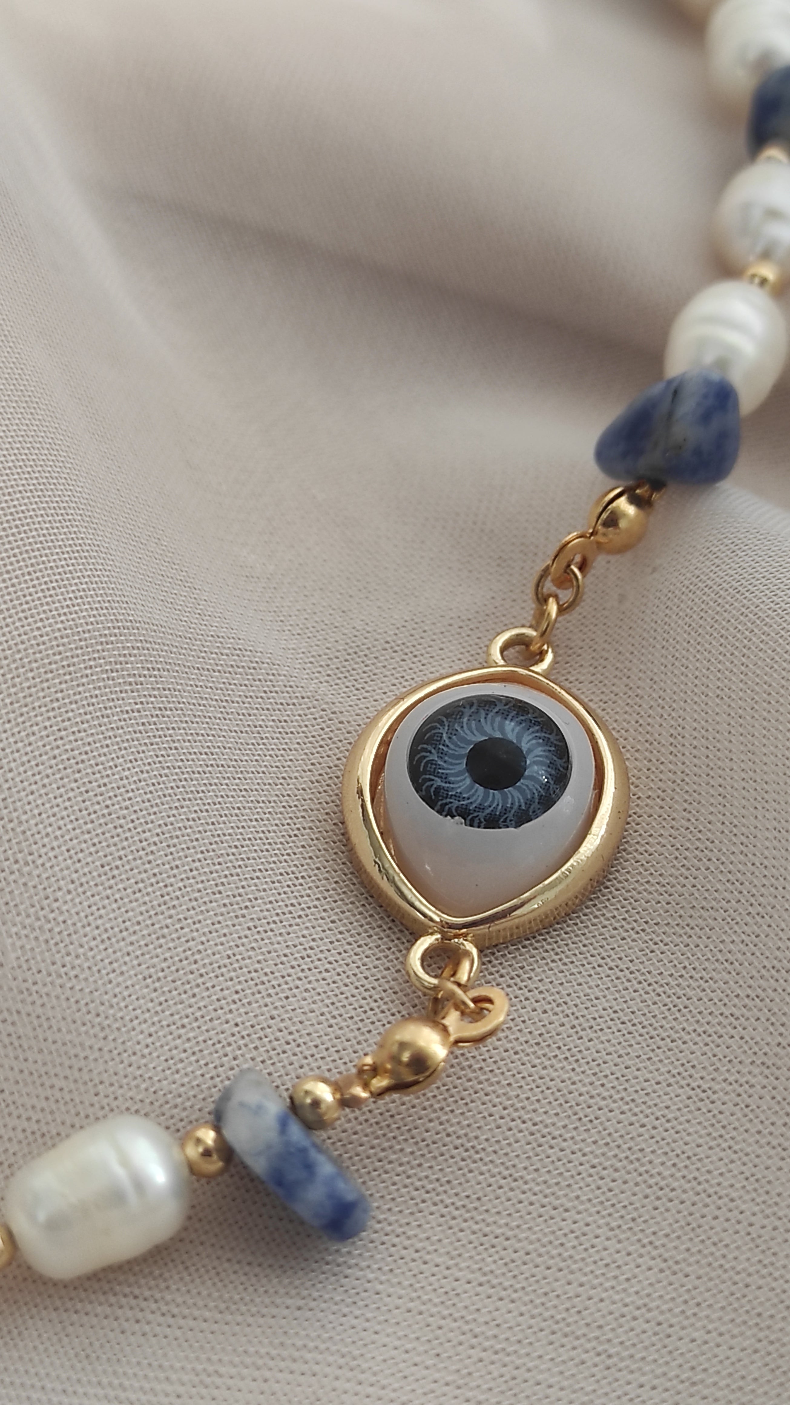 Collar Watercolor eyes